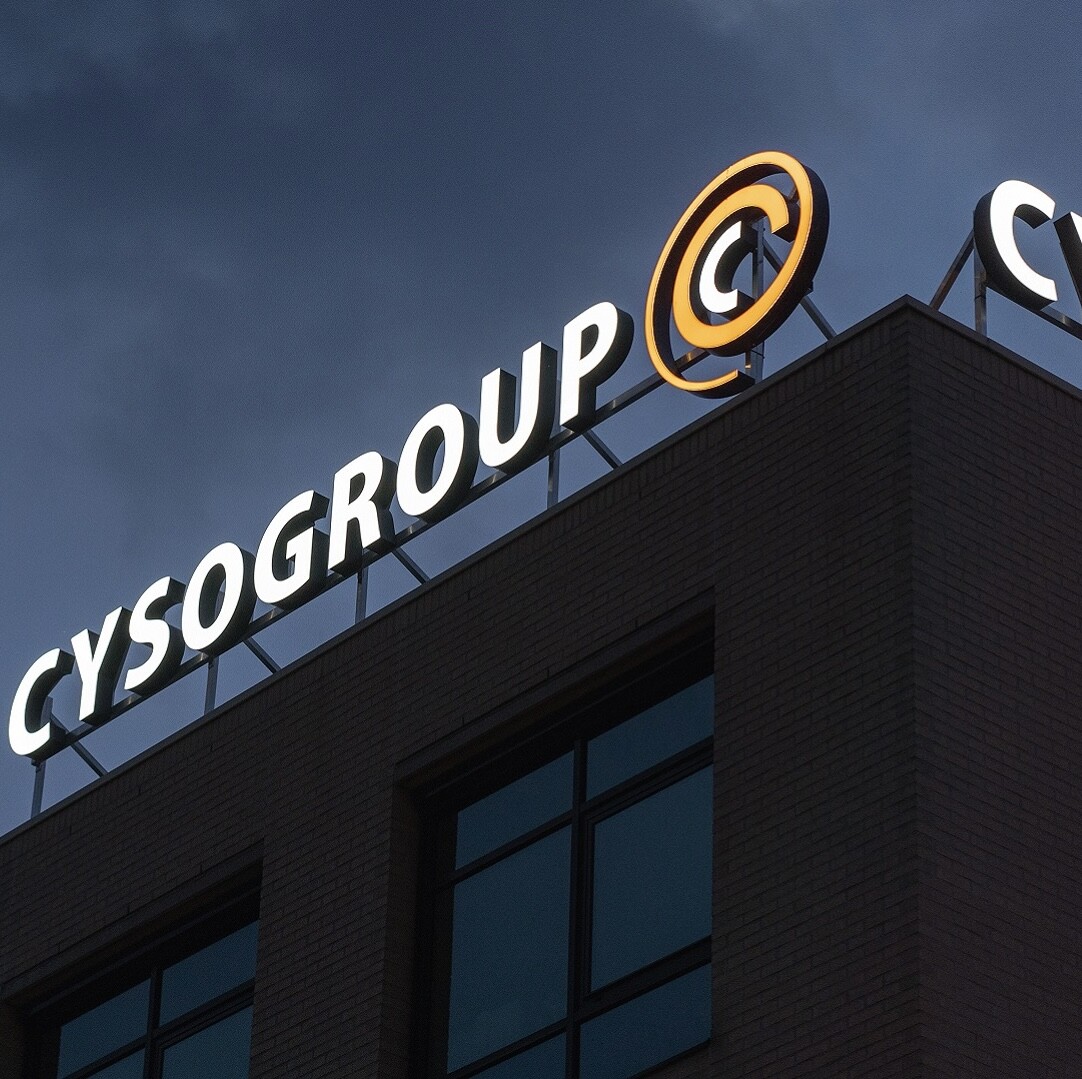 634978a8238b750e9bf164b9_604a0c866c3d5a1c9a170500_lichtreclame – cyso group in het donker (1) – aug2019